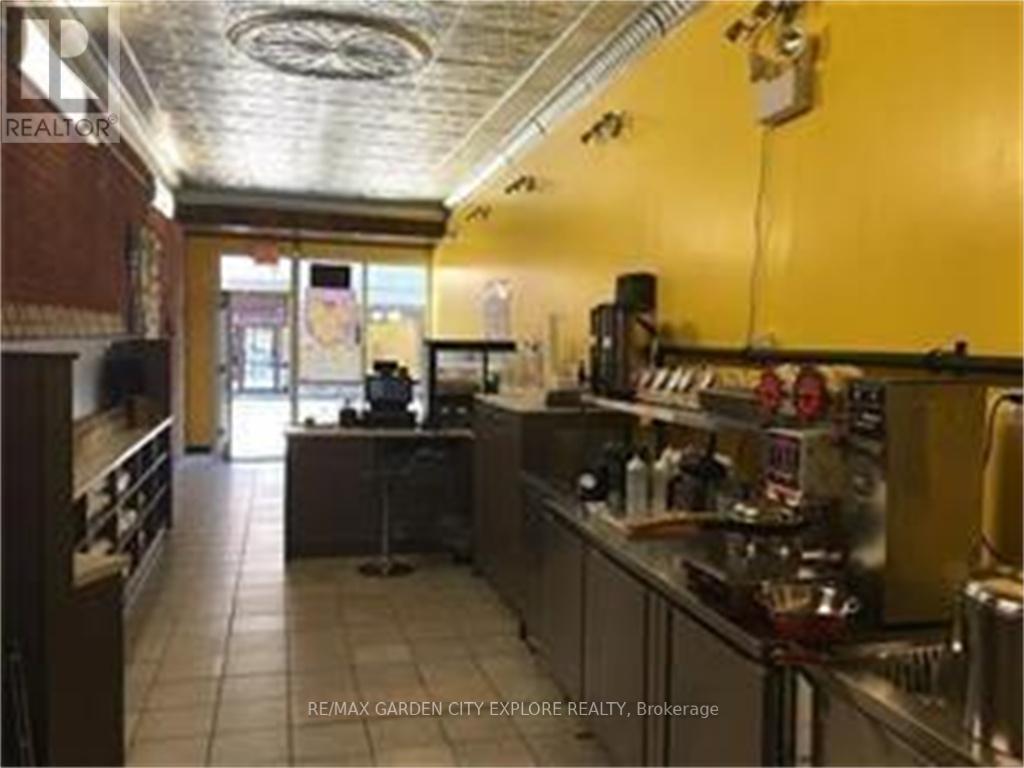 5024 Centre Street, Niagara Falls (214 - Clifton Hill), Ontario  L2G 3N7 - Photo 4 - X11882543