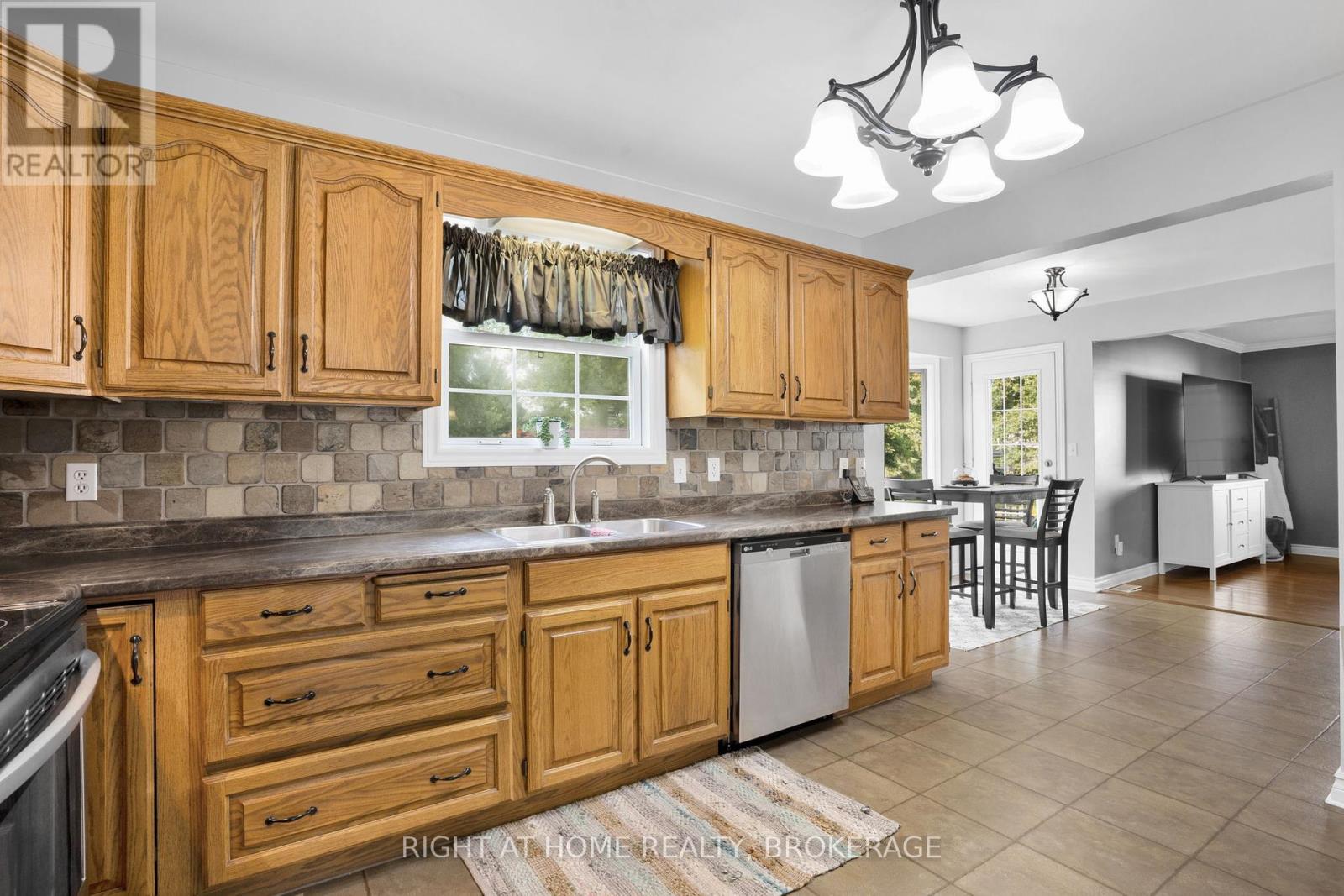 18 Topham Boulevard, Welland (N. Welland), Ontario  L3C 7E1 - Photo 6 - X11924199