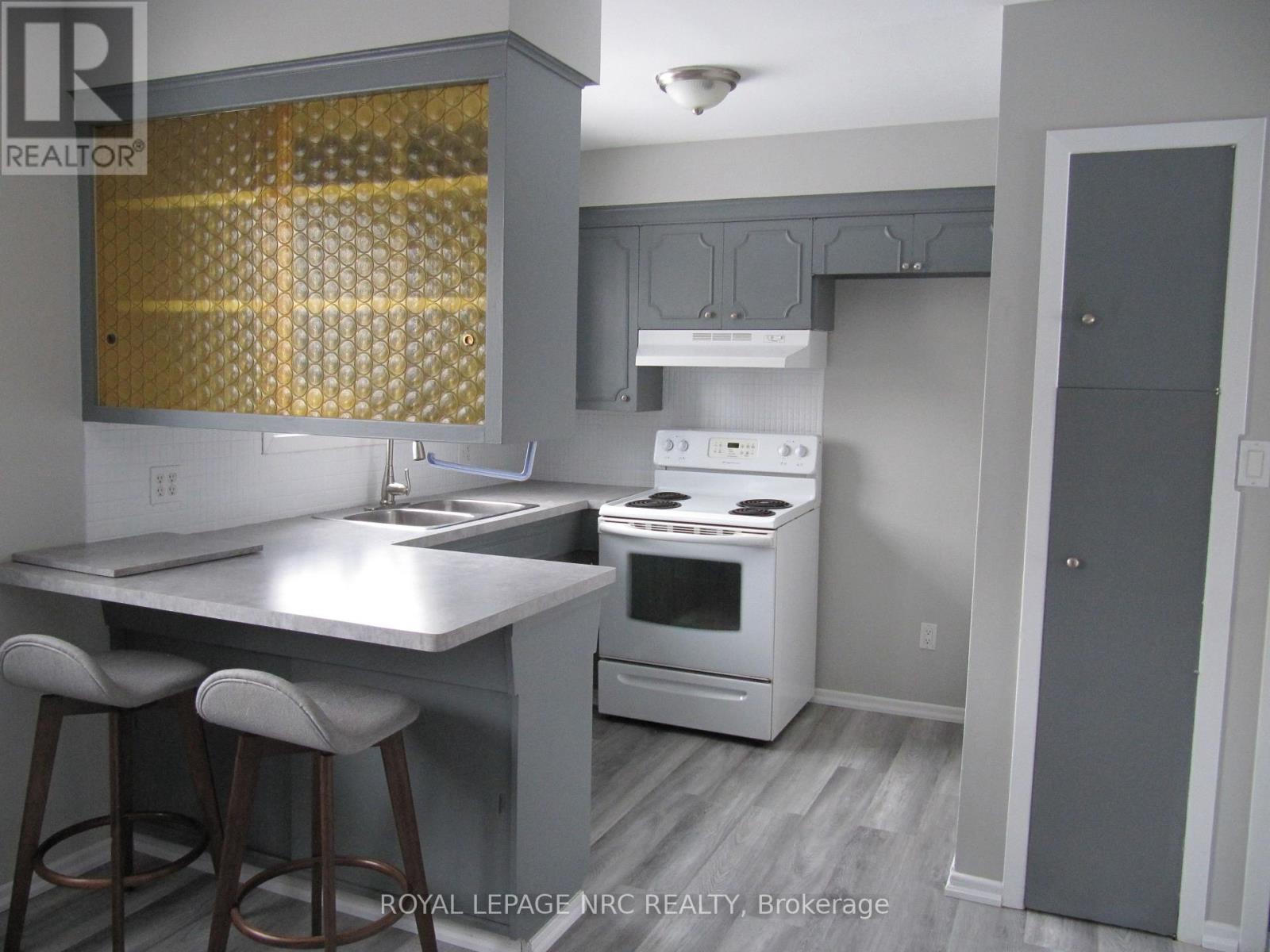 2 Black Knight Road, St. Catharines (443 - Lakeport), Ontario  L2N 3C1 - Photo 3 - X11958431