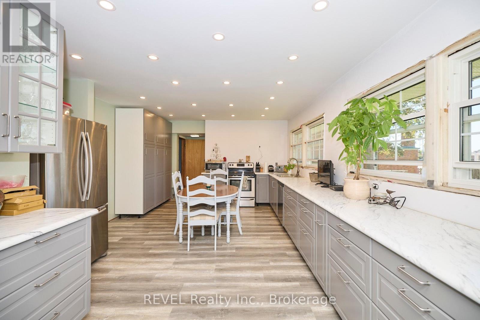 7205 Sharon Avenue, Niagara Falls (217 - Arad/fallsview), Ontario  L2G 5W8 - Photo 7 - X11970914