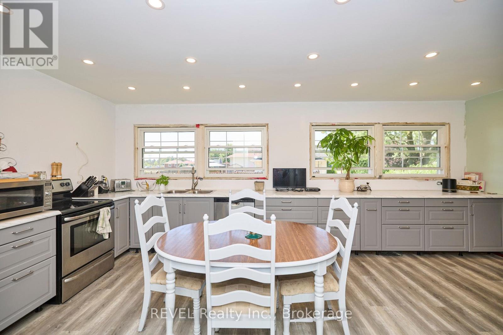 7205 Sharon Avenue, Niagara Falls (217 - Arad/fallsview), Ontario  L2G 5W8 - Photo 8 - X11970914