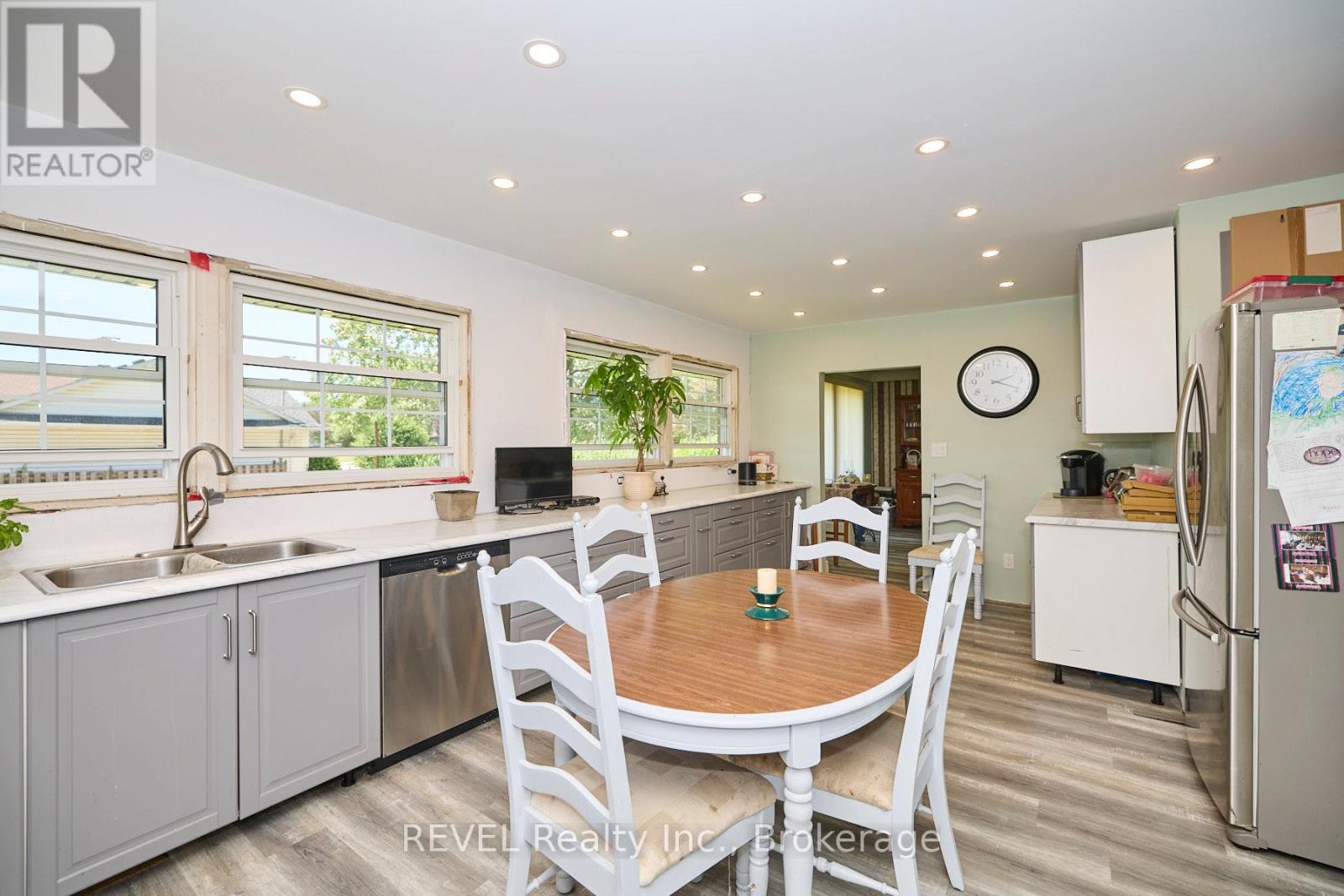 7205 Sharon Avenue, Niagara Falls (217 - Arad/fallsview), Ontario  L2G 5W8 - Photo 9 - X11970914