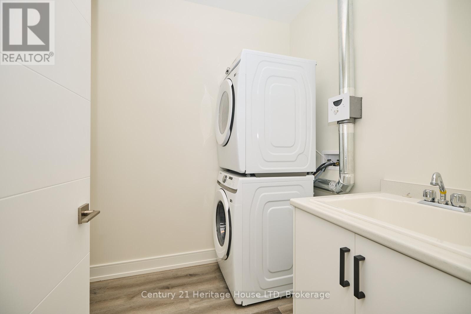 203 - 300b Fourth Avenue, St. Catharines (459 - Ridley), Ontario  L2S 0E6 - Photo 10 - X11999566