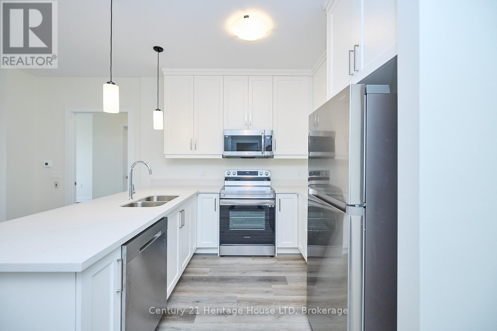 203 - 300b Fourth Avenue, St. Catharines (459 - Ridley), Ontario  L2S 0E6 - Photo 5 - X11999566