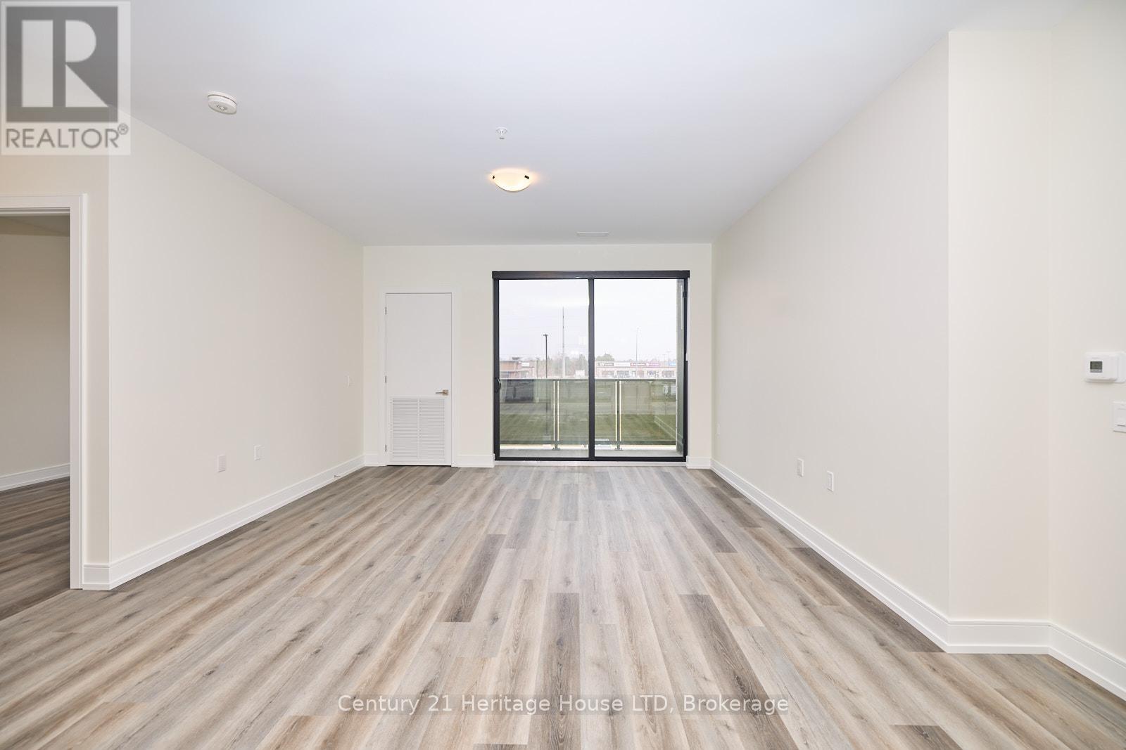 203 - 300b Fourth Avenue, St. Catharines (459 - Ridley), Ontario  L2S 0E6 - Photo 6 - X11999566