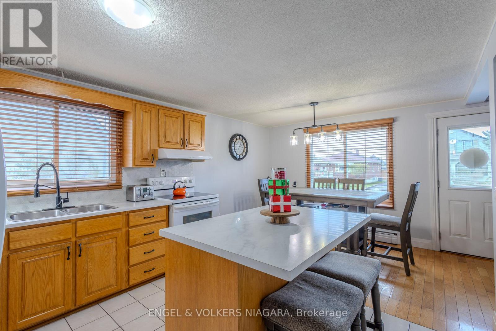 38 Lyons Avenue, Welland (773 - Lincoln/crowland), Ontario  L3B 1L7 - Photo 4 - X11999722