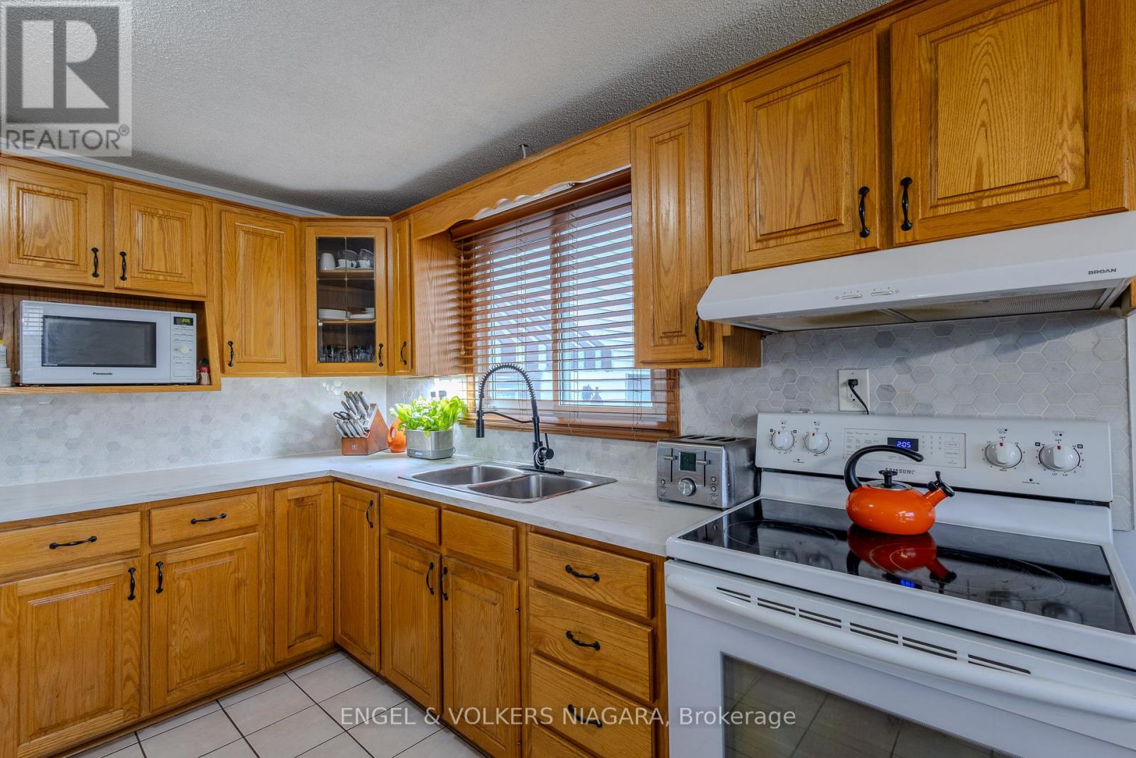 38 Lyons Avenue, Welland (773 - Lincoln/crowland), Ontario  L3B 1L7 - Photo 5 - X11999722