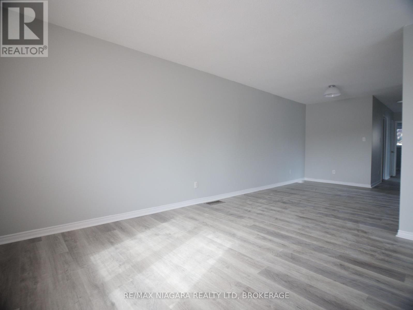 8 Briarsdale Crescent, Welland, Ontario  L3C 6R8 - Photo 2 - X12002458