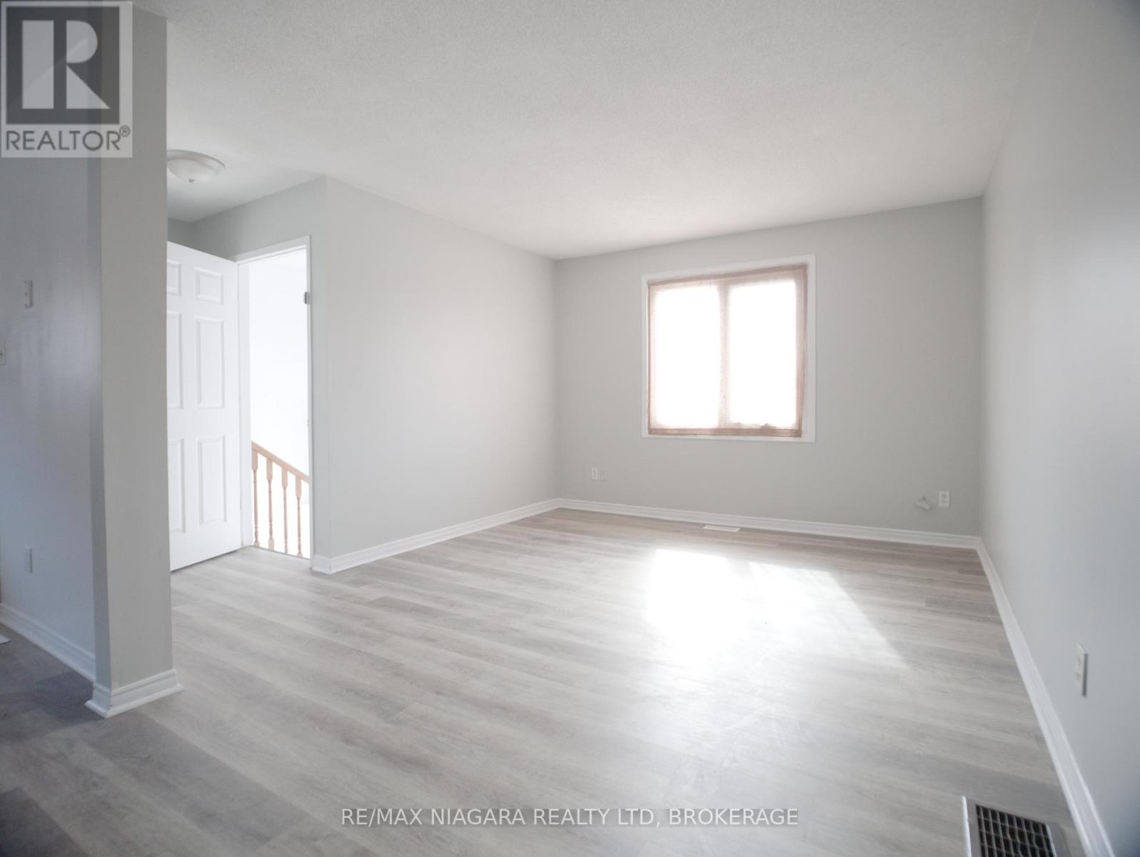 8 Briarsdale Crescent, Welland, Ontario  L3C 6R8 - Photo 3 - X12002458
