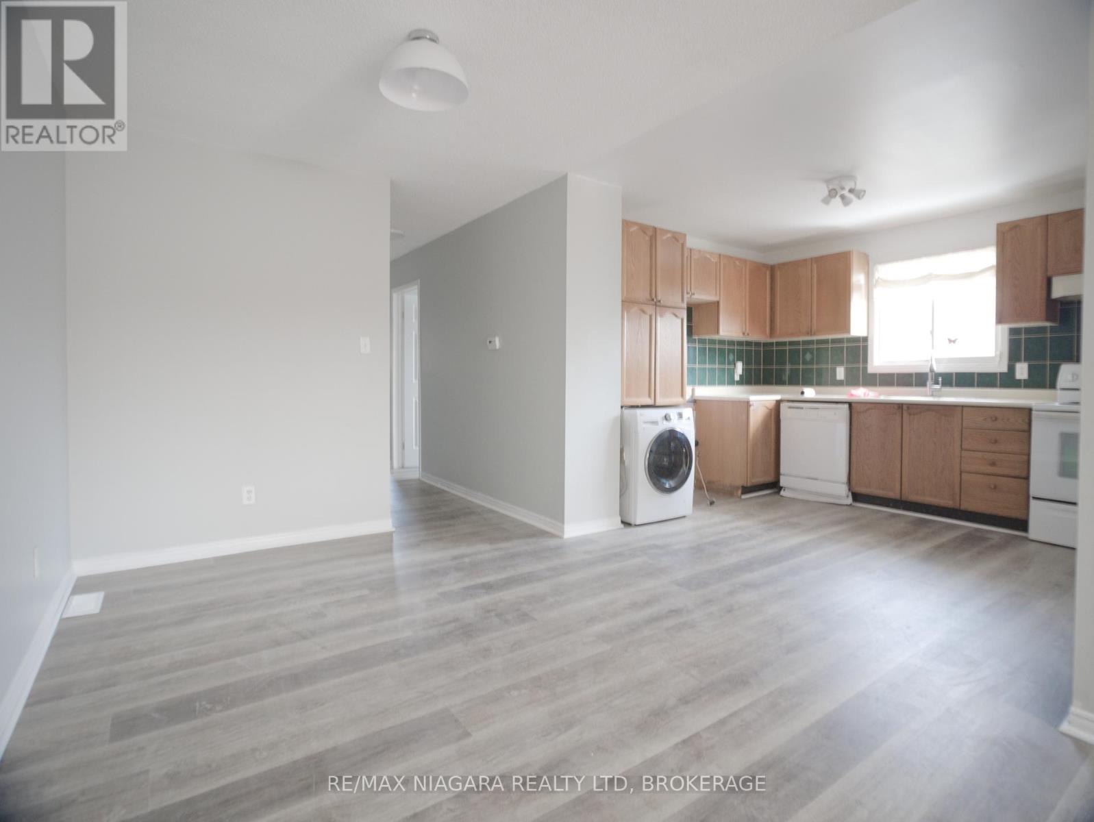 8 Briarsdale Crescent, Welland, Ontario  L3C 6R8 - Photo 4 - X12002458
