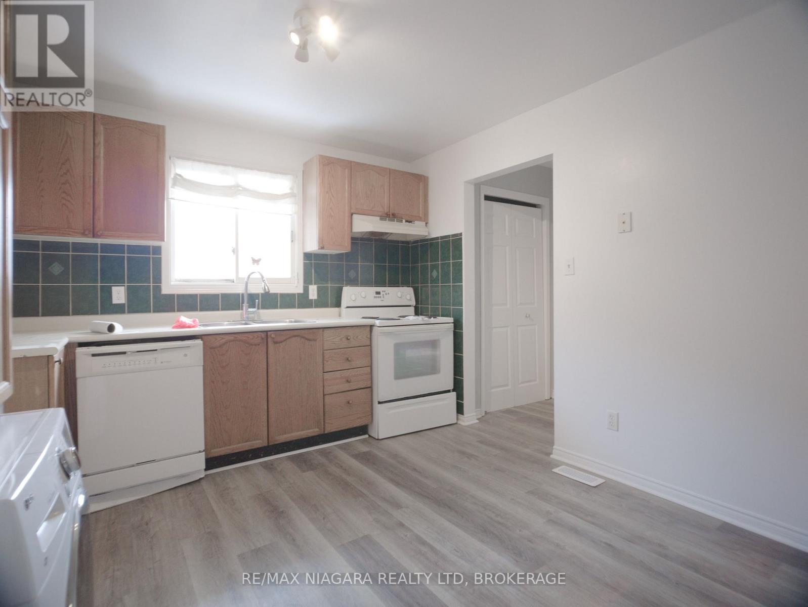 8 Briarsdale Crescent, Welland, Ontario  L3C 6R8 - Photo 5 - X12002458