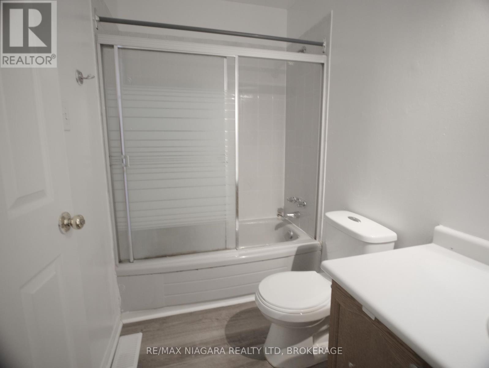 8 Briarsdale Crescent, Welland, Ontario  L3C 6R8 - Photo 6 - X12002458