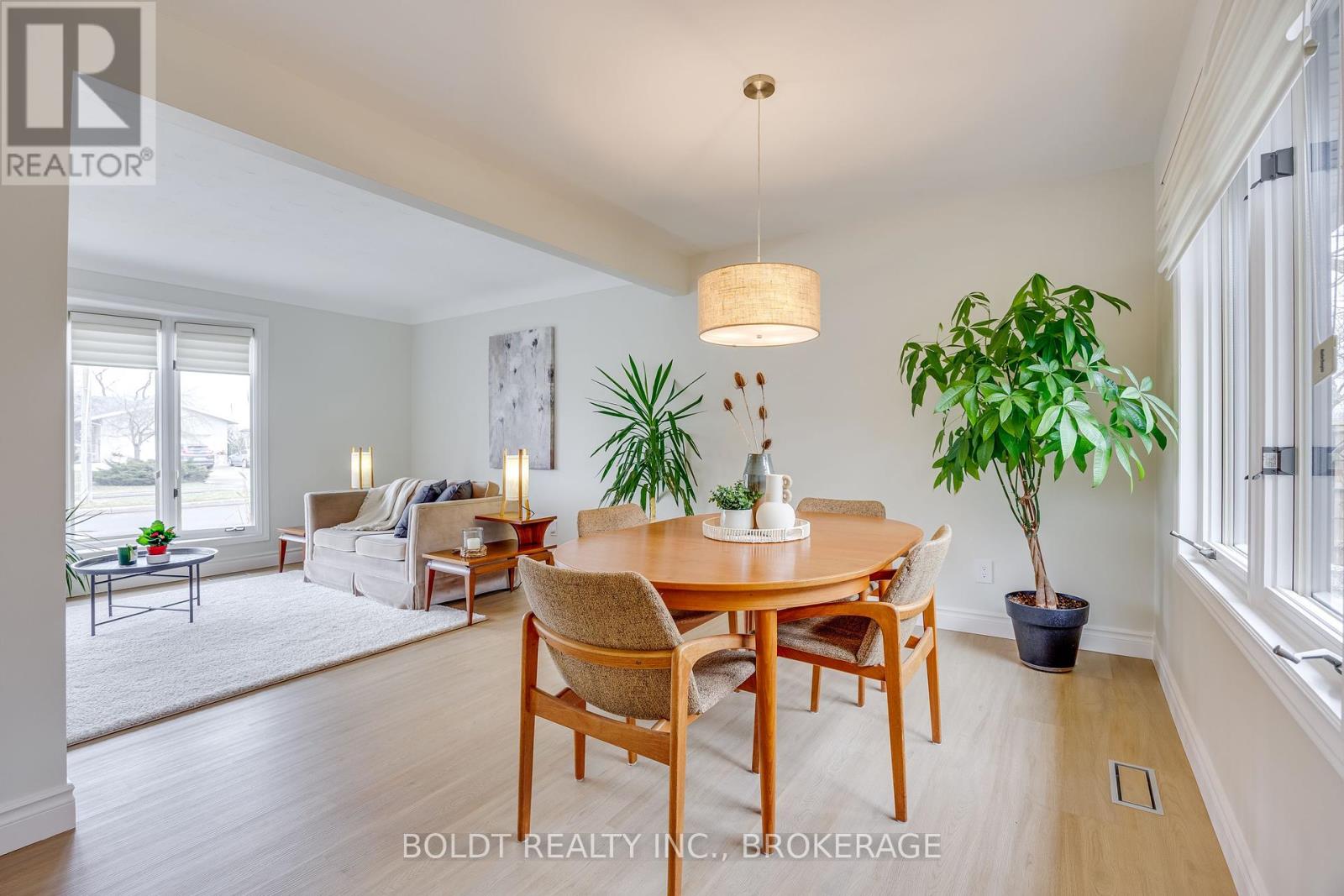 8143 Sarah Street, Niagara Falls (223 - Chippawa), Ontario  L2G 6T9 - Photo 11 - X12006576