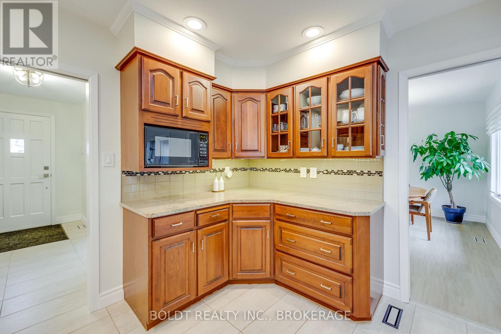 8143 Sarah Street, Niagara Falls (223 - Chippawa), Ontario  L2G 6T9 - Photo 15 - X12006576