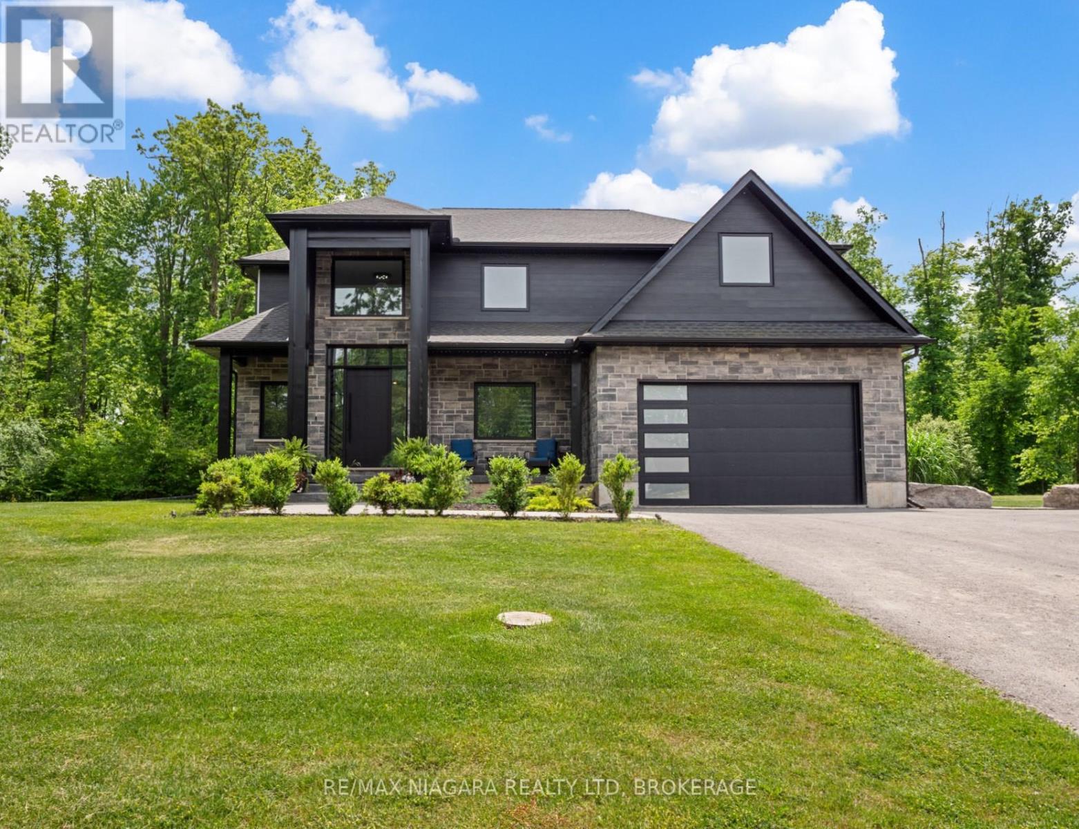 1563 Kingston Road, Fort Erie (334 - Crescent Park), Ontario  L2A 5M4 - Photo 2 - X12006742
