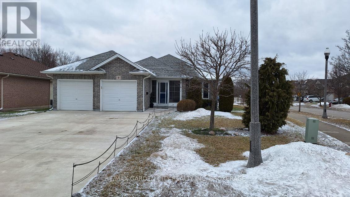 9 Drapers Street, Welland (769 - Prince Charles), Ontario  L3C 7N1 - Photo 2 - X12007126