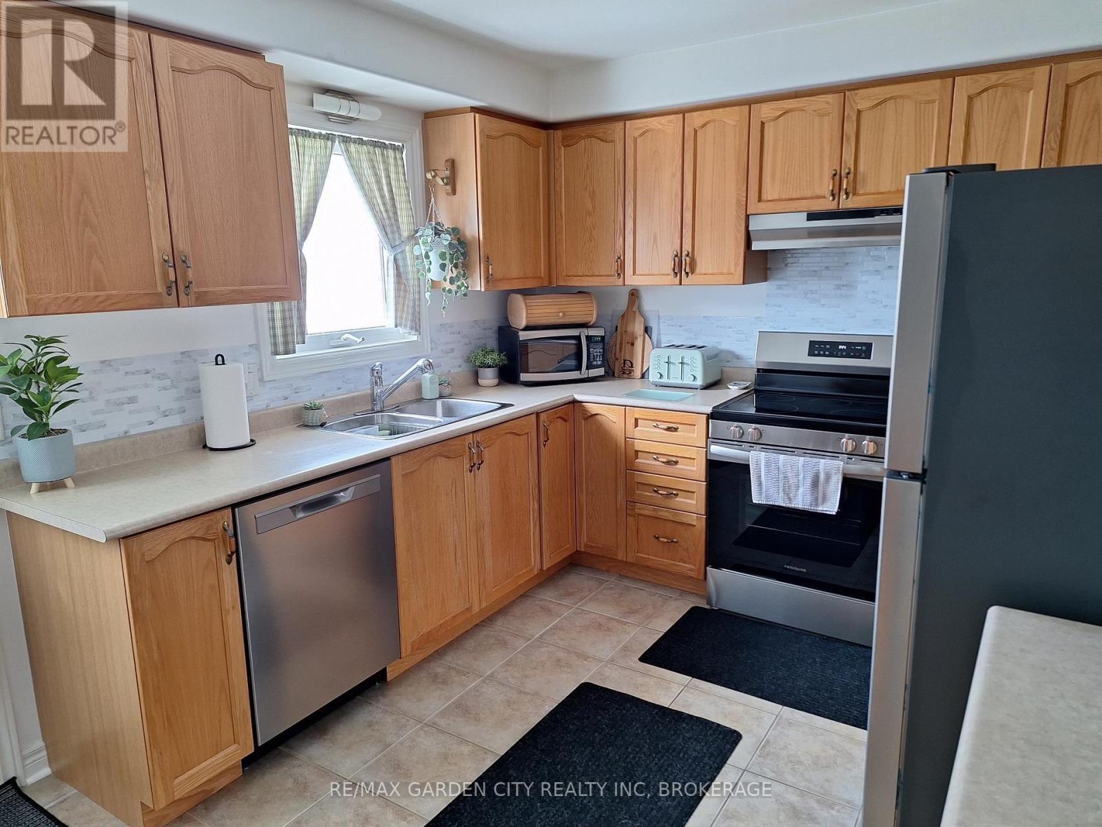 9 Drapers Street, Welland (769 - Prince Charles), Ontario  L3C 7N1 - Photo 5 - X12007126