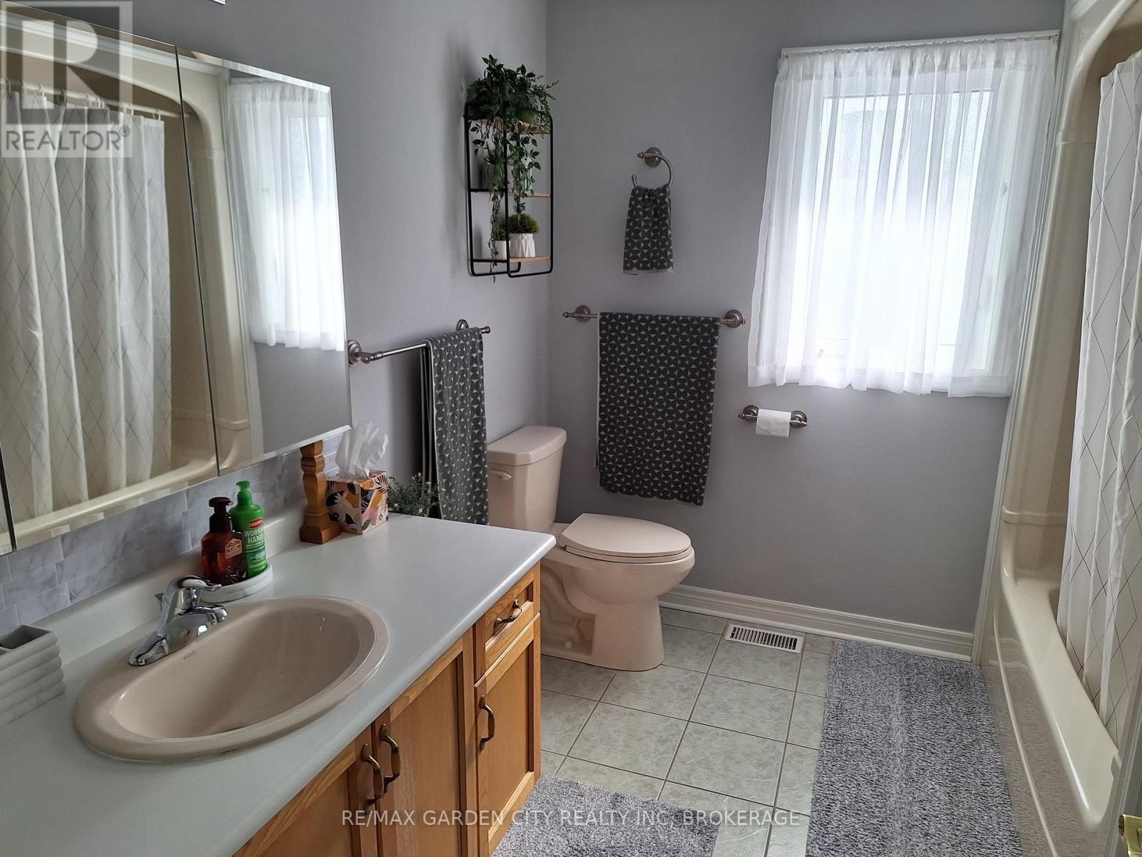 9 Drapers Street, Welland (769 - Prince Charles), Ontario  L3C 7N1 - Photo 8 - X12007126