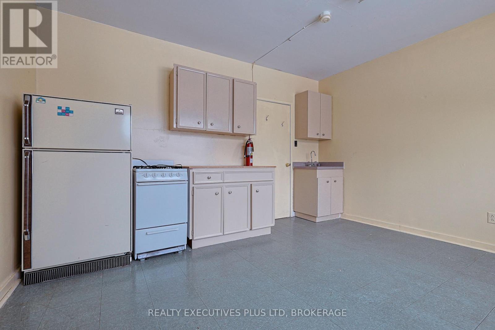 8196 Cummington Square W, Niagara Falls (223 - Chippawa), Ontario  L2G 6V9 - Photo 10 - X12007670