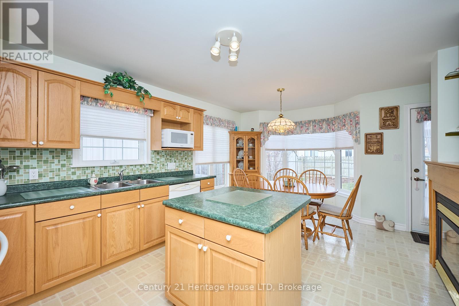 487 Albany Street, Fort Erie (Lakeshore), Ontario  L2A 6L6 - Photo 4 - X12007886