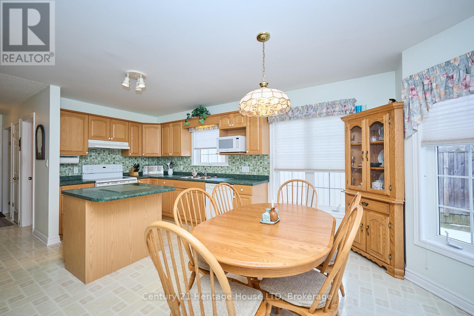 487 Albany Street, Fort Erie (Lakeshore), Ontario  L2A 6L6 - Photo 5 - X12007886