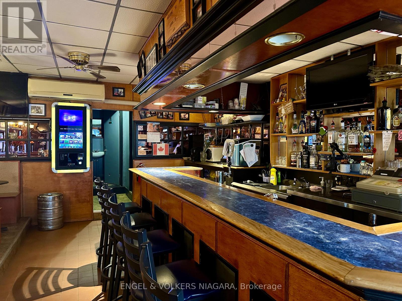 5844 Ferry Street, Niagara Falls (216 - Dorchester), Ontario  L2G 1S9 - Photo 2 - X12009106