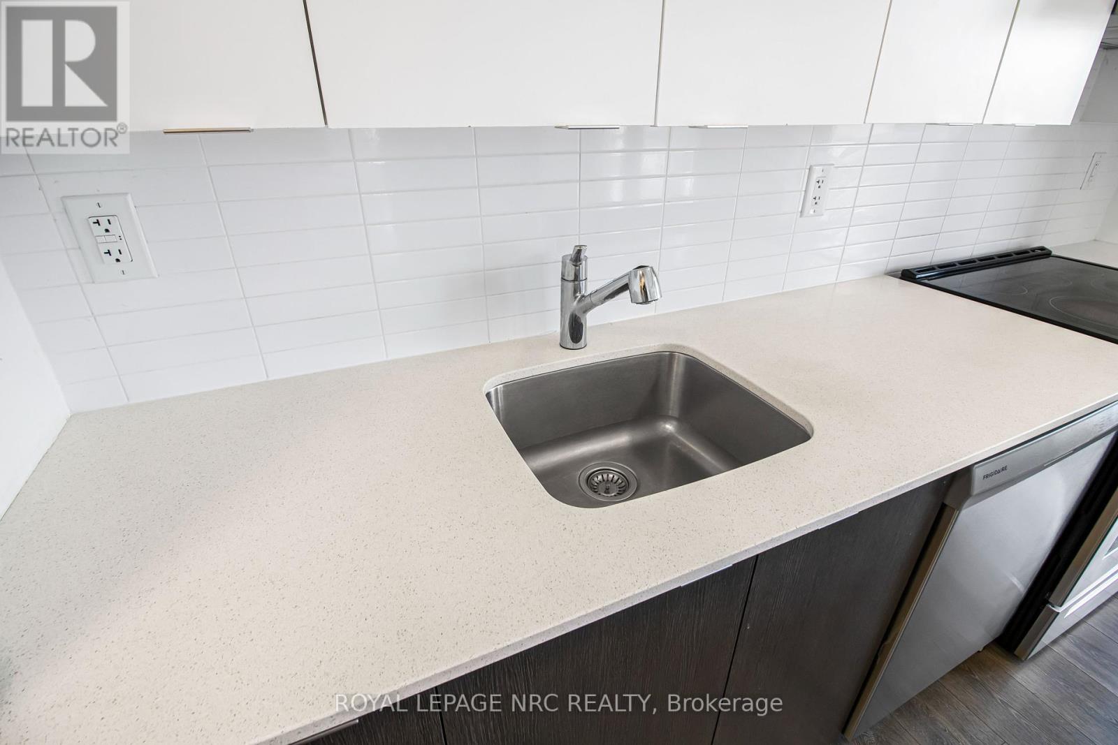 409 - 160 Canon Jackson Drive, Toronto (Beechborough-Greenbrook), Ontario  M6M 0B7 - Photo 10 - W12012699