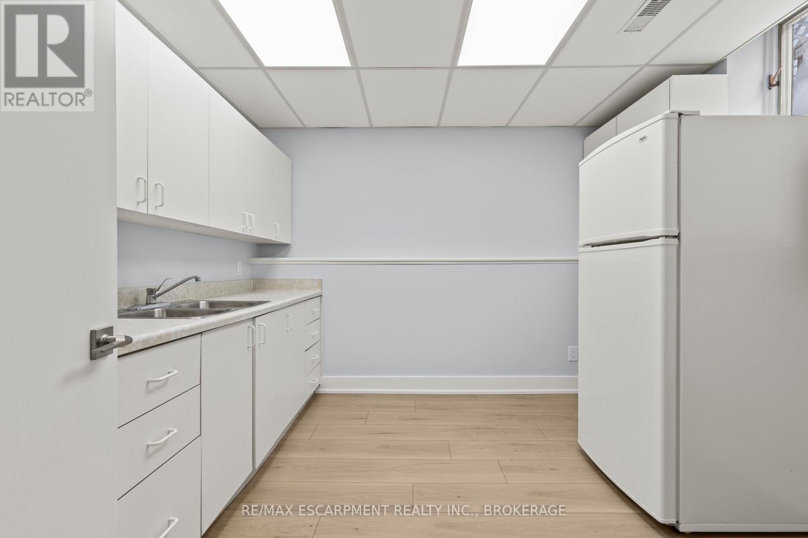 Room - 249 Carlton Street, St. Catharines (446 - Fairview), Ontario  L2N 1B6 - Photo 10 - X12014991