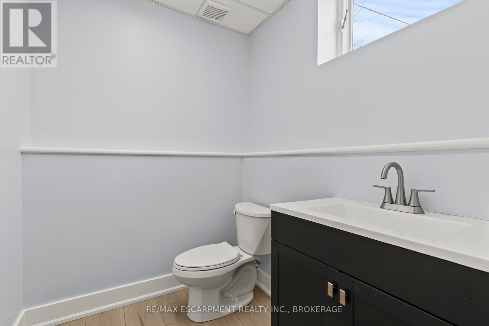 Room - 249 Carlton Street, St. Catharines (446 - Fairview), Ontario  L2N 1B6 - Photo 12 - X12014991