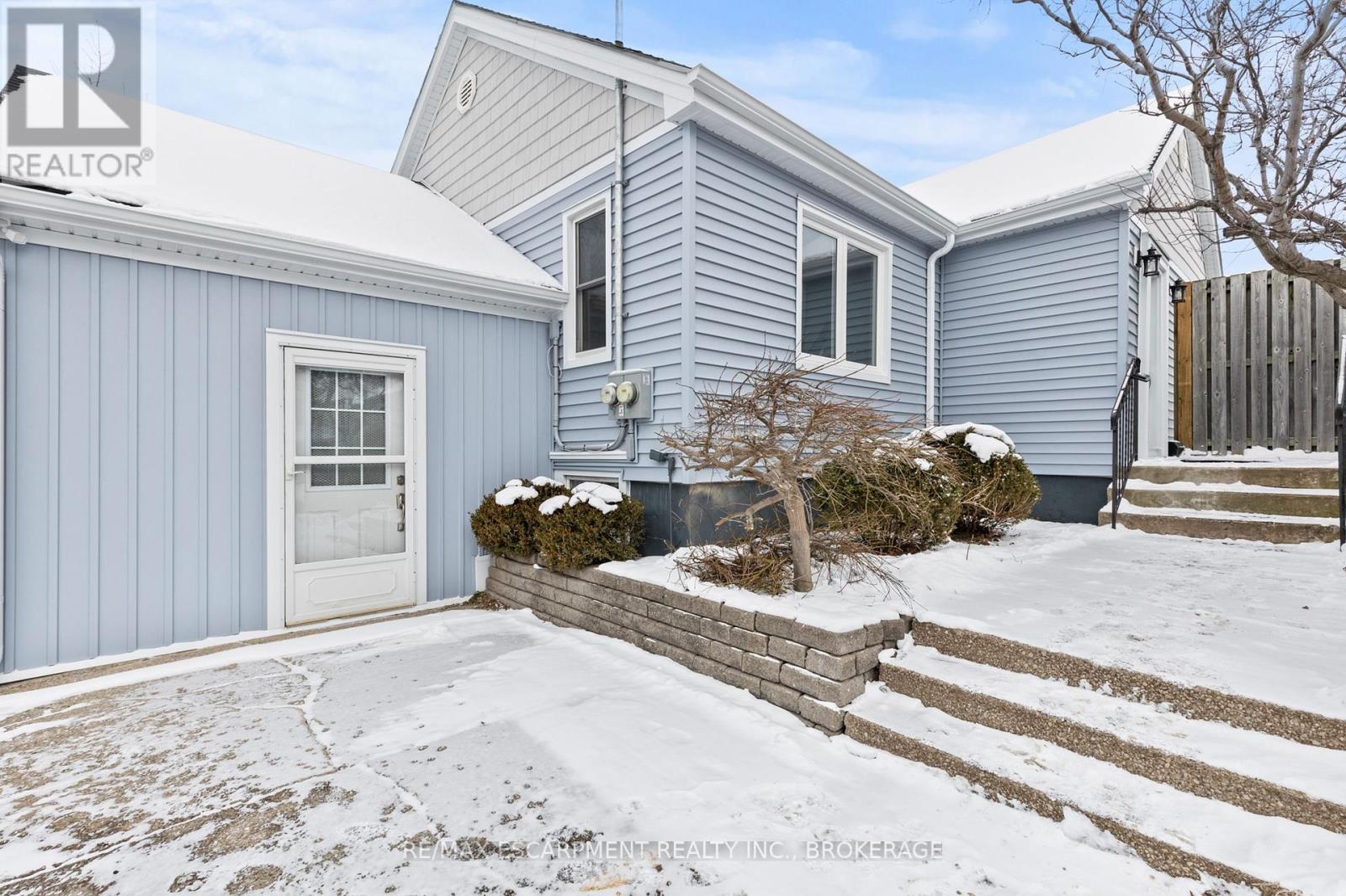 Room - 249 Carlton Street, St. Catharines (446 - Fairview), Ontario  L2N 1B6 - Photo 2 - X12014991