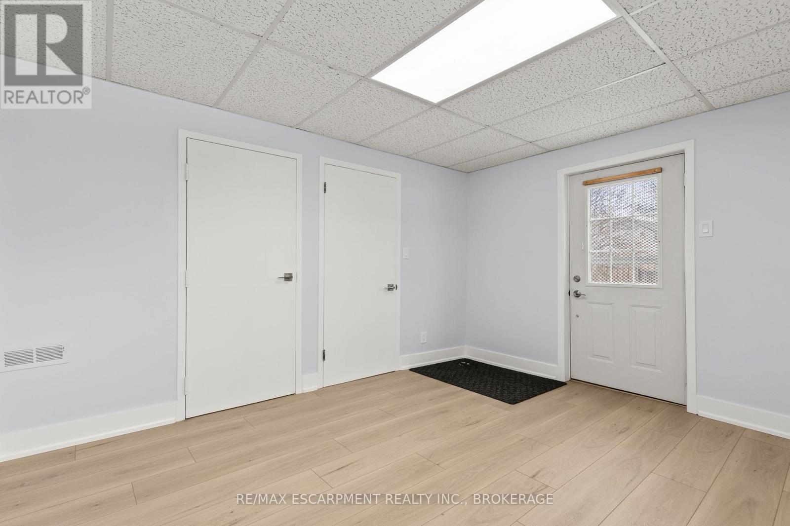 Room - 249 Carlton Street, St. Catharines (446 - Fairview), Ontario  L2N 1B6 - Photo 3 - X12014991