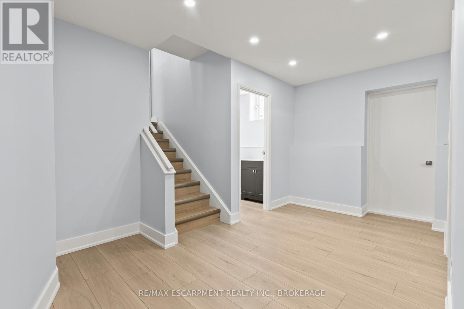 Room - 249 Carlton Street, St. Catharines (446 - Fairview), Ontario  L2N 1B6 - Photo 4 - X12014991