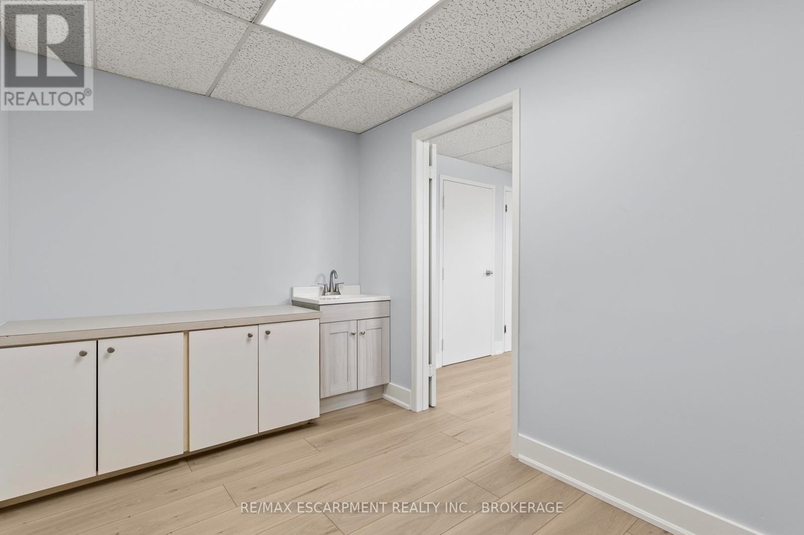 Room - 249 Carlton Street, St. Catharines (446 - Fairview), Ontario  L2N 1B6 - Photo 5 - X12014991