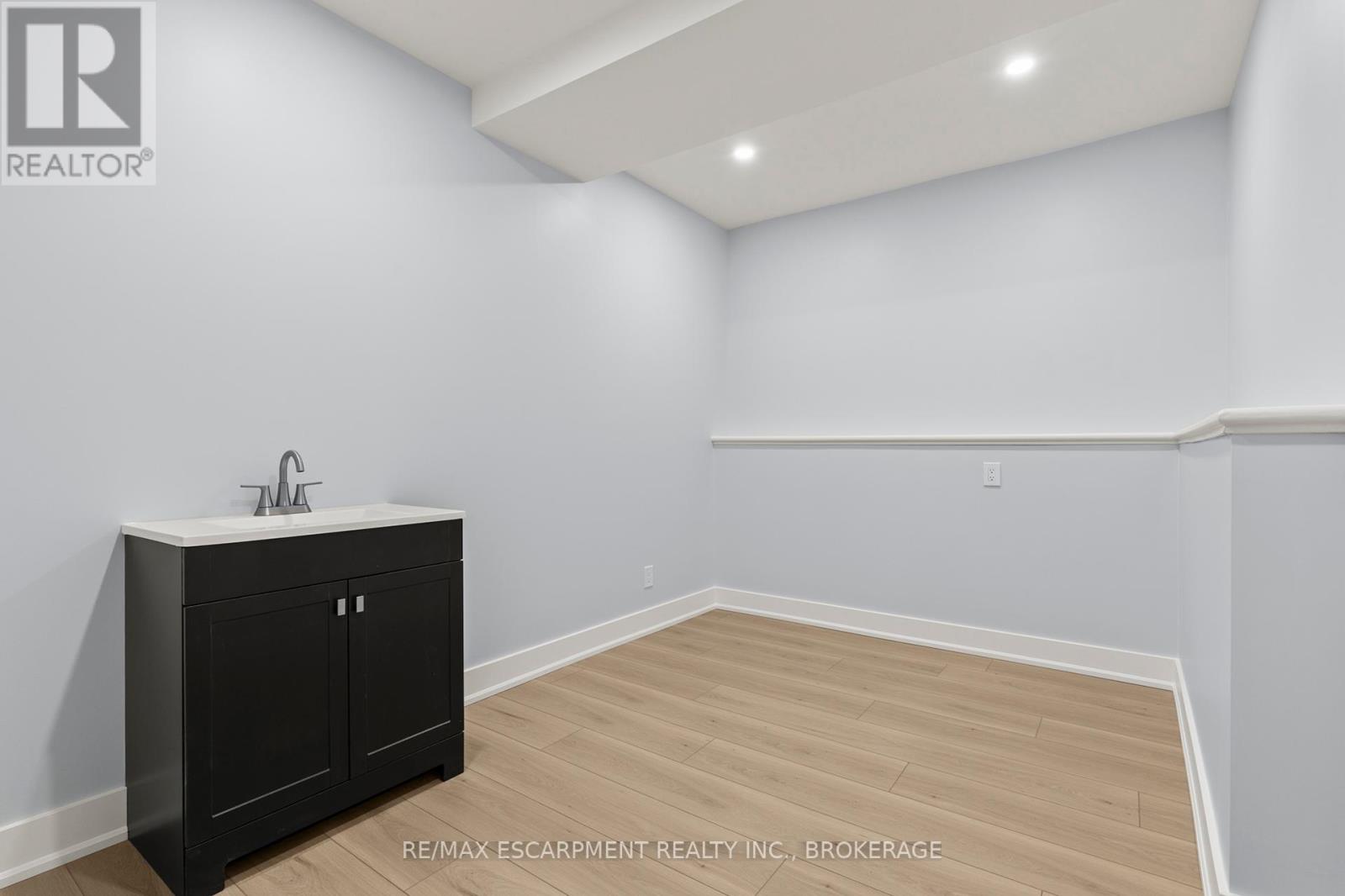 Room - 249 Carlton Street, St. Catharines (446 - Fairview), Ontario  L2N 1B6 - Photo 8 - X12014991