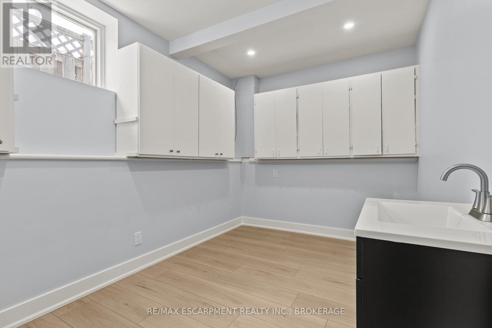 Room - 249 Carlton Street, St. Catharines (446 - Fairview), Ontario  L2N 1B6 - Photo 9 - X12014991