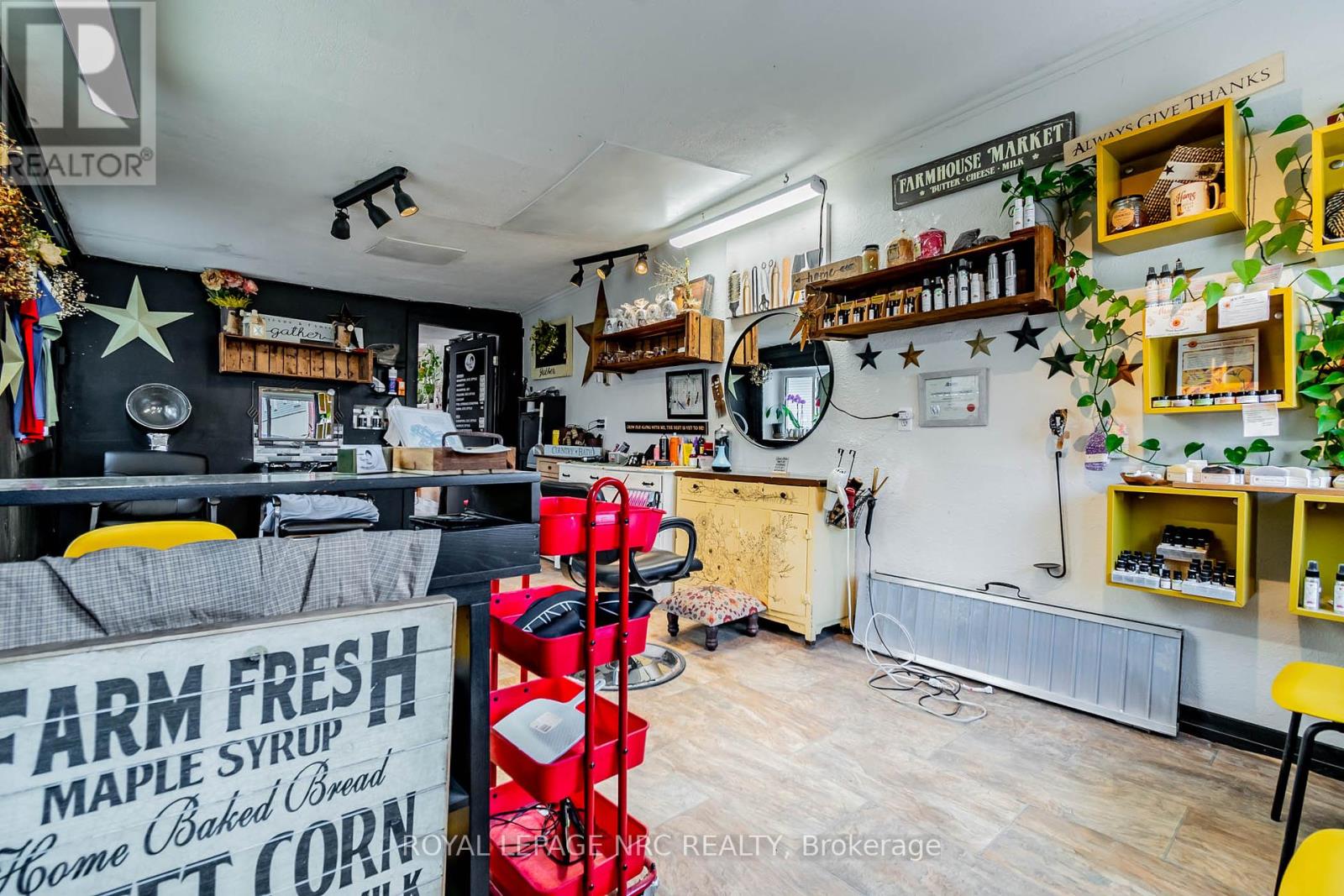 18 Charlotte Street, Port Colborne (878 - Sugarloaf), Ontario  L3K 3C6 - Photo 6 - X12015519