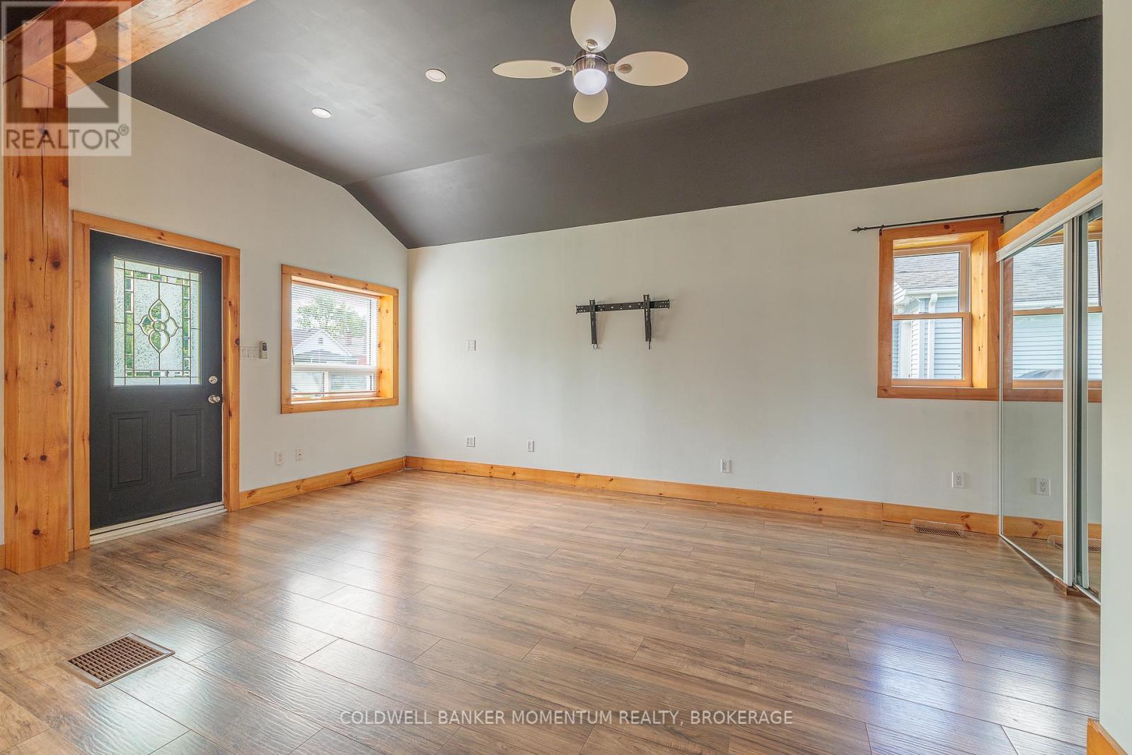 72 Wellington Street, Port Colborne (875 - Killaly East), Ontario  L3K 2J7 - Photo 4 - X12016872
