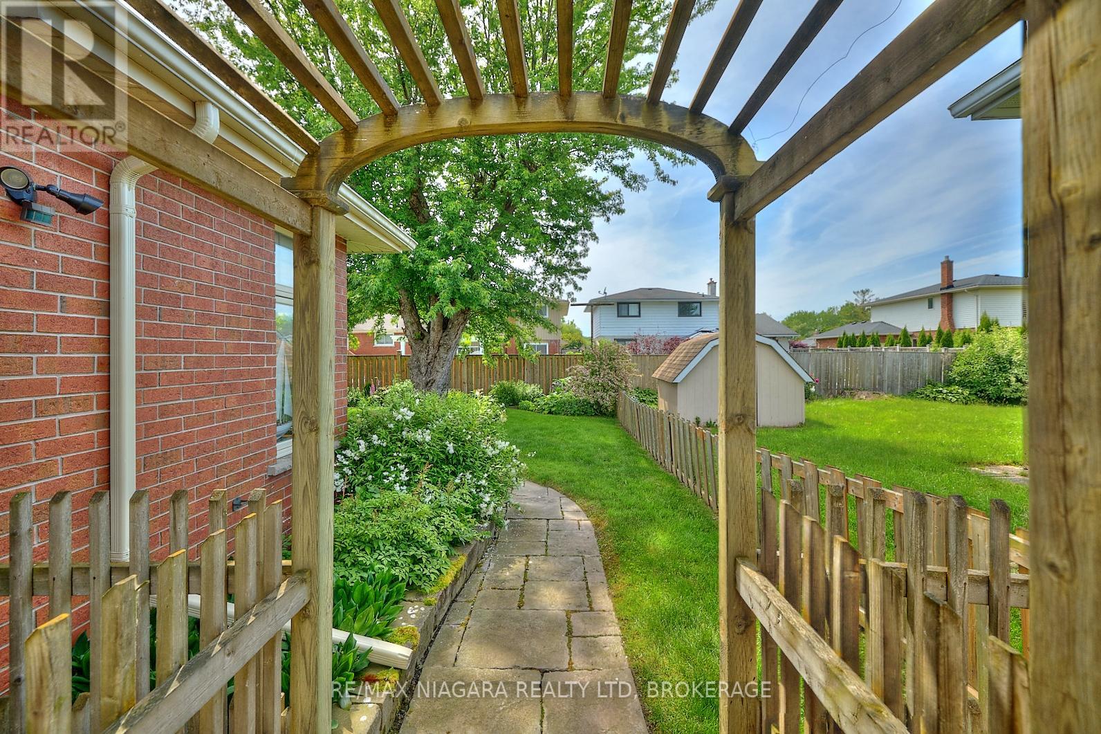 24 Gaspare Drive, Port Colborne (878 - Sugarloaf), Ontario  L3K 2V2 - Photo 5 - X12016959