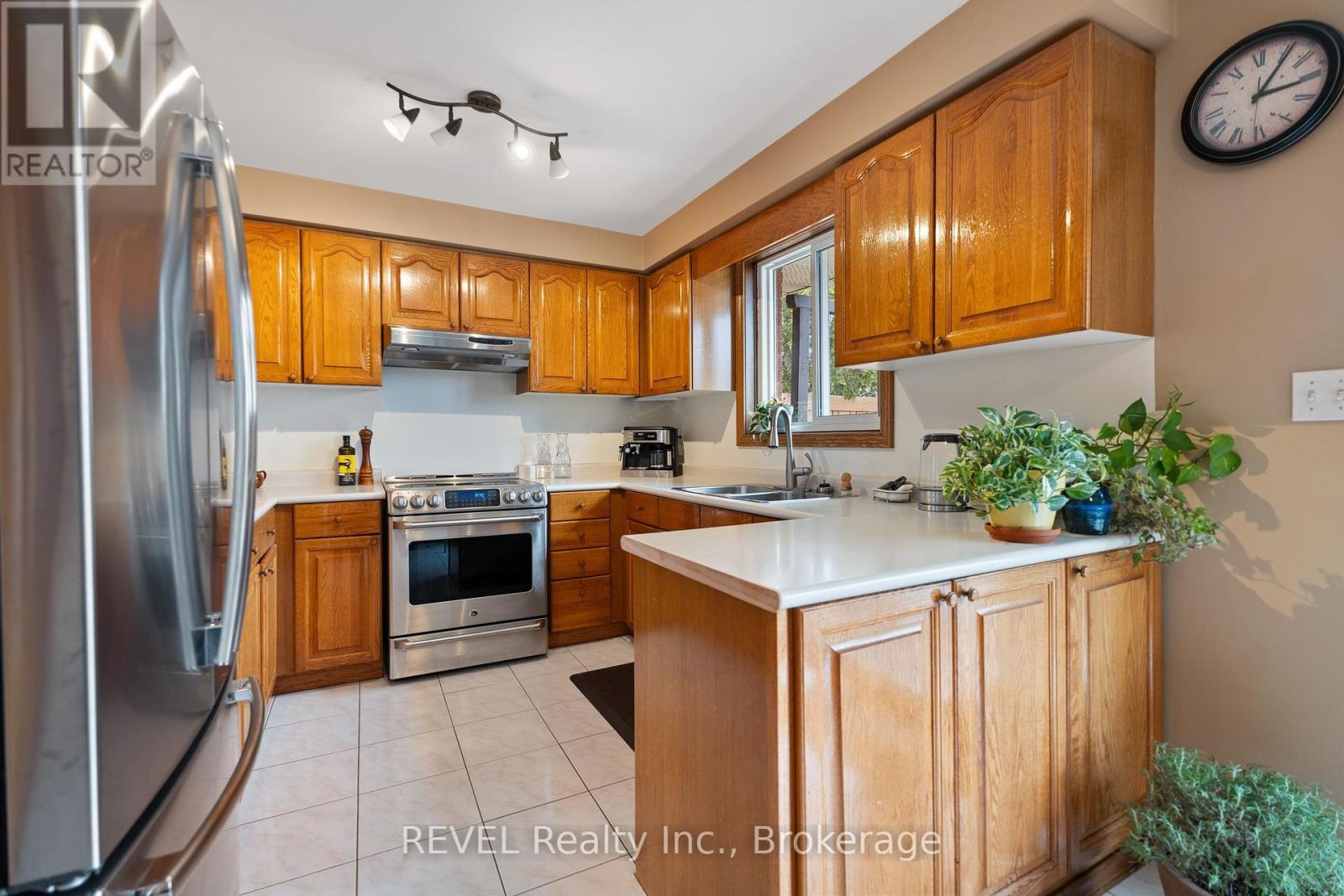 43 Flannery Lane, Thorold (558 - Confederation Heights), Ontario  L2V 4V8 - Photo 10 - X12017034
