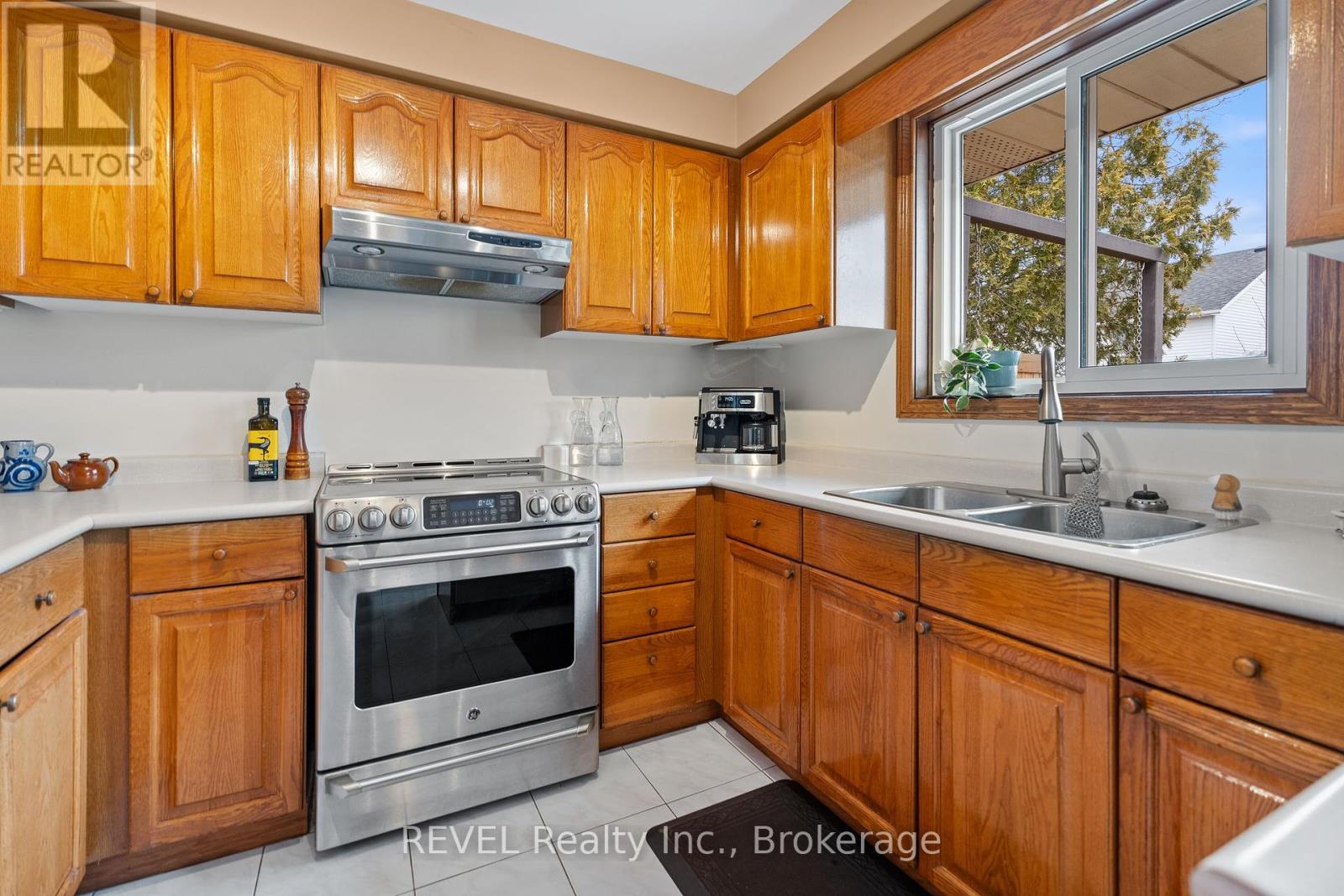 43 Flannery Lane, Thorold (558 - Confederation Heights), Ontario  L2V 4V8 - Photo 12 - X12017034