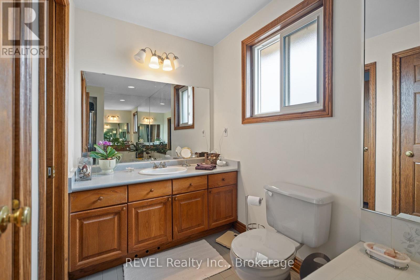 43 Flannery Lane, Thorold (558 - Confederation Heights), Ontario  L2V 4V8 - Photo 20 - X12017034