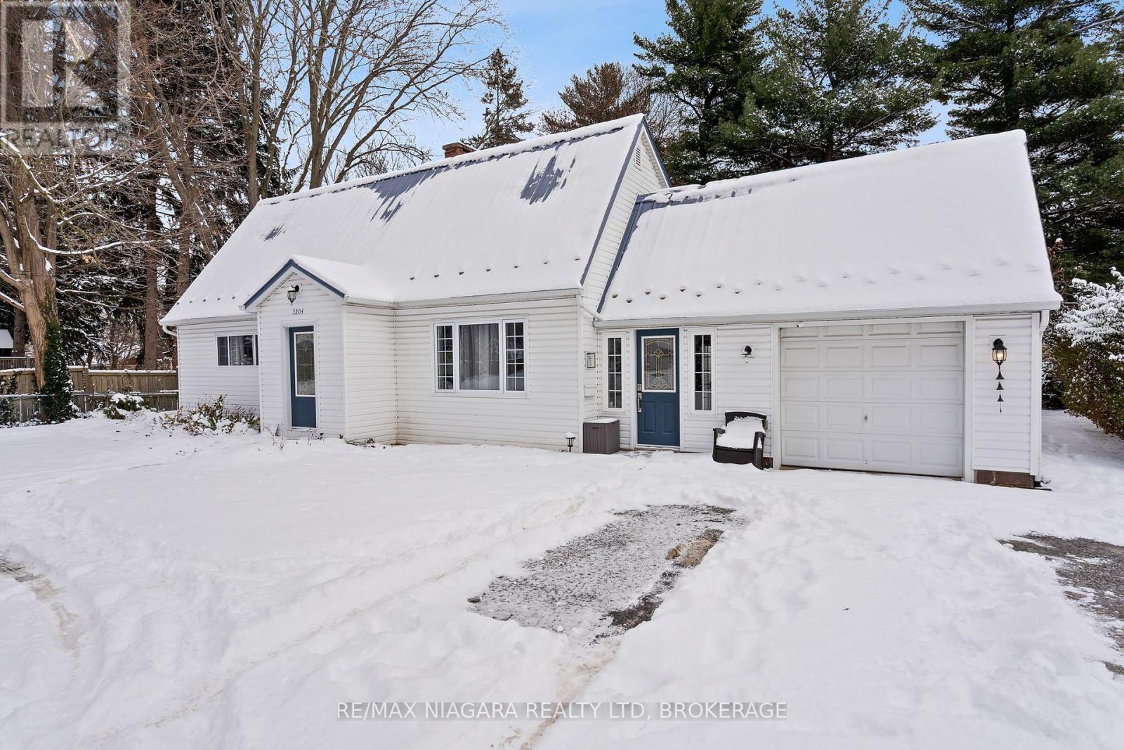 3204 Saint Paul Avenue, Niagara Falls (205 - Church's Lane), Ontario  L2J 2M1 - Photo 2 - X12025857