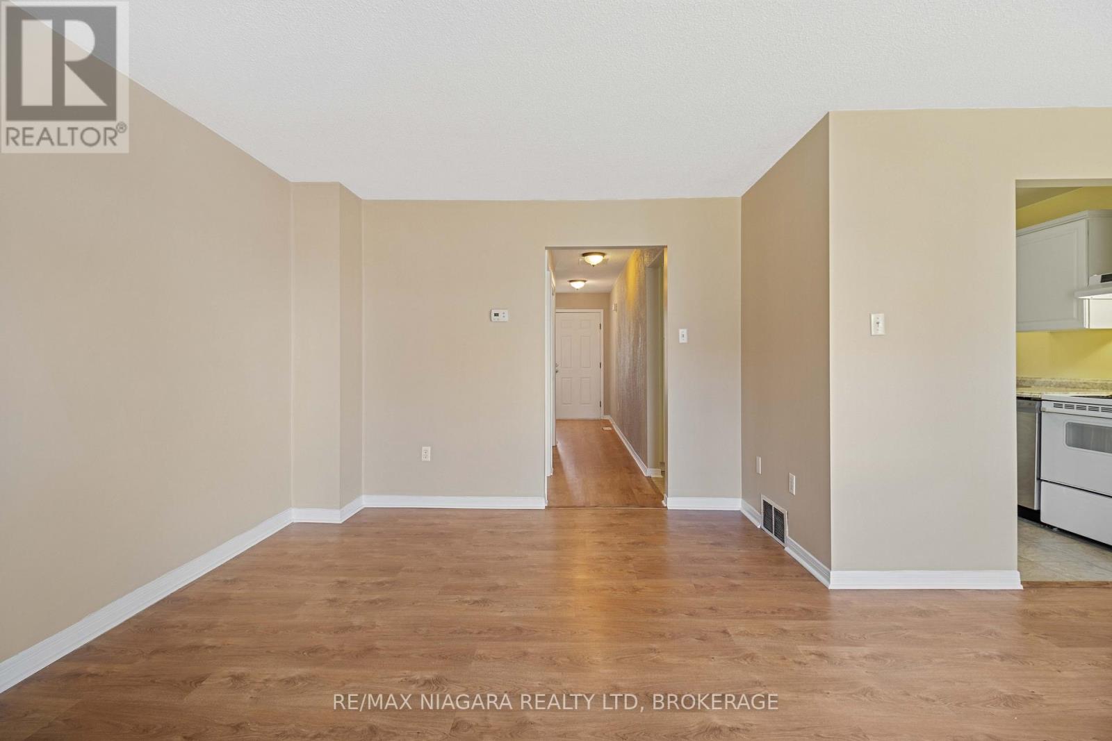 18 Julie Drive, Thorold (558 - Confederation Heights), Ontario  L2V 4L5 - Photo 10 - X12029671
