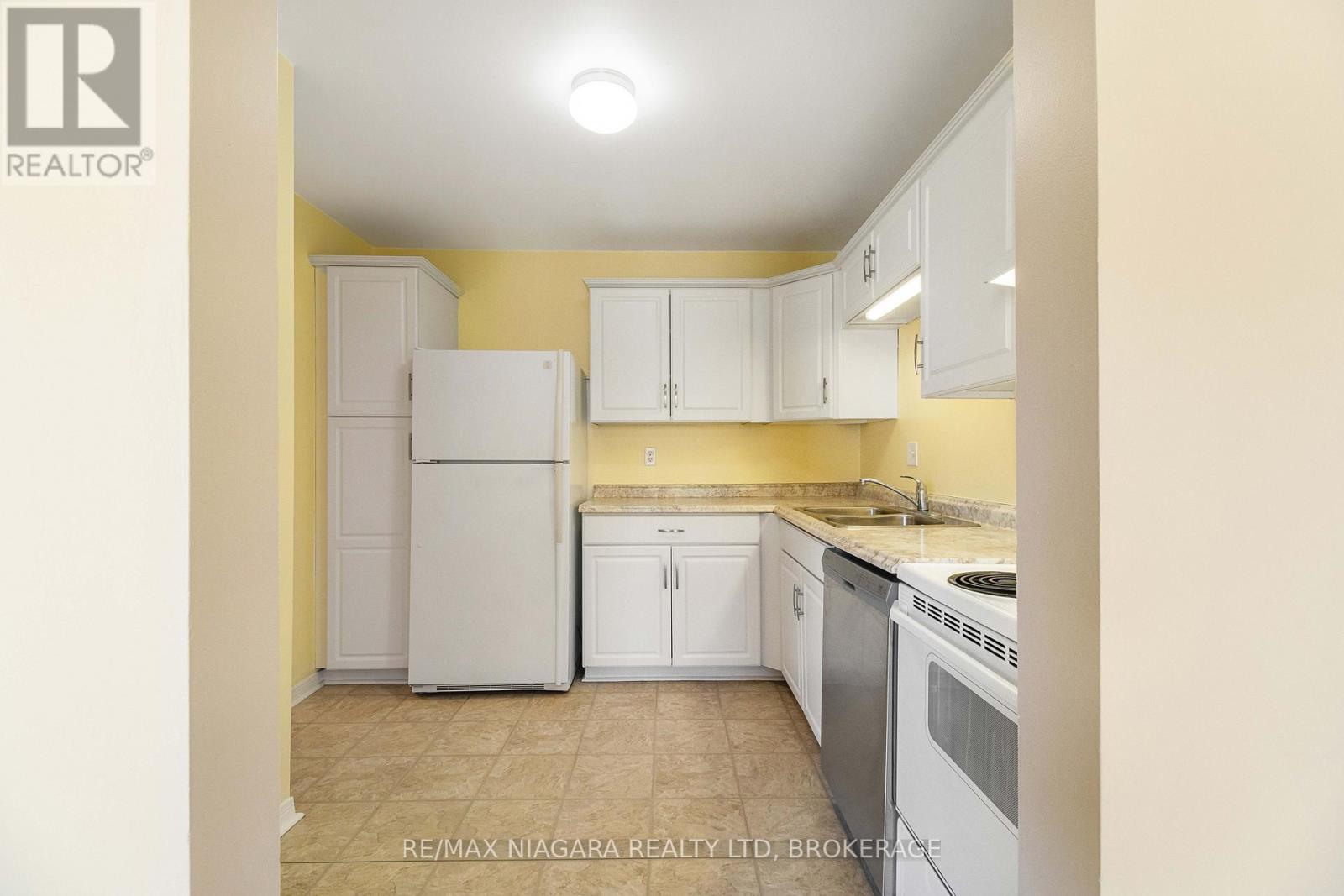 18 Julie Drive, Thorold (558 - Confederation Heights), Ontario  L2V 4L5 - Photo 14 - X12029671