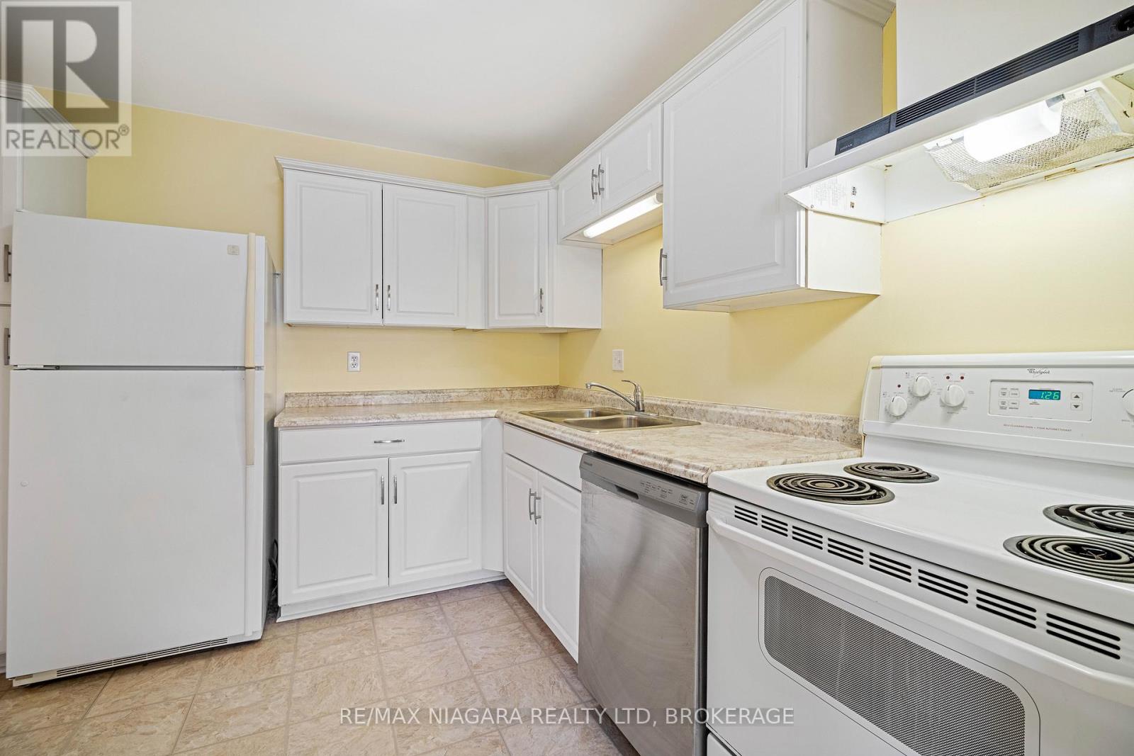 18 Julie Drive, Thorold (558 - Confederation Heights), Ontario  L2V 4L5 - Photo 15 - X12029671
