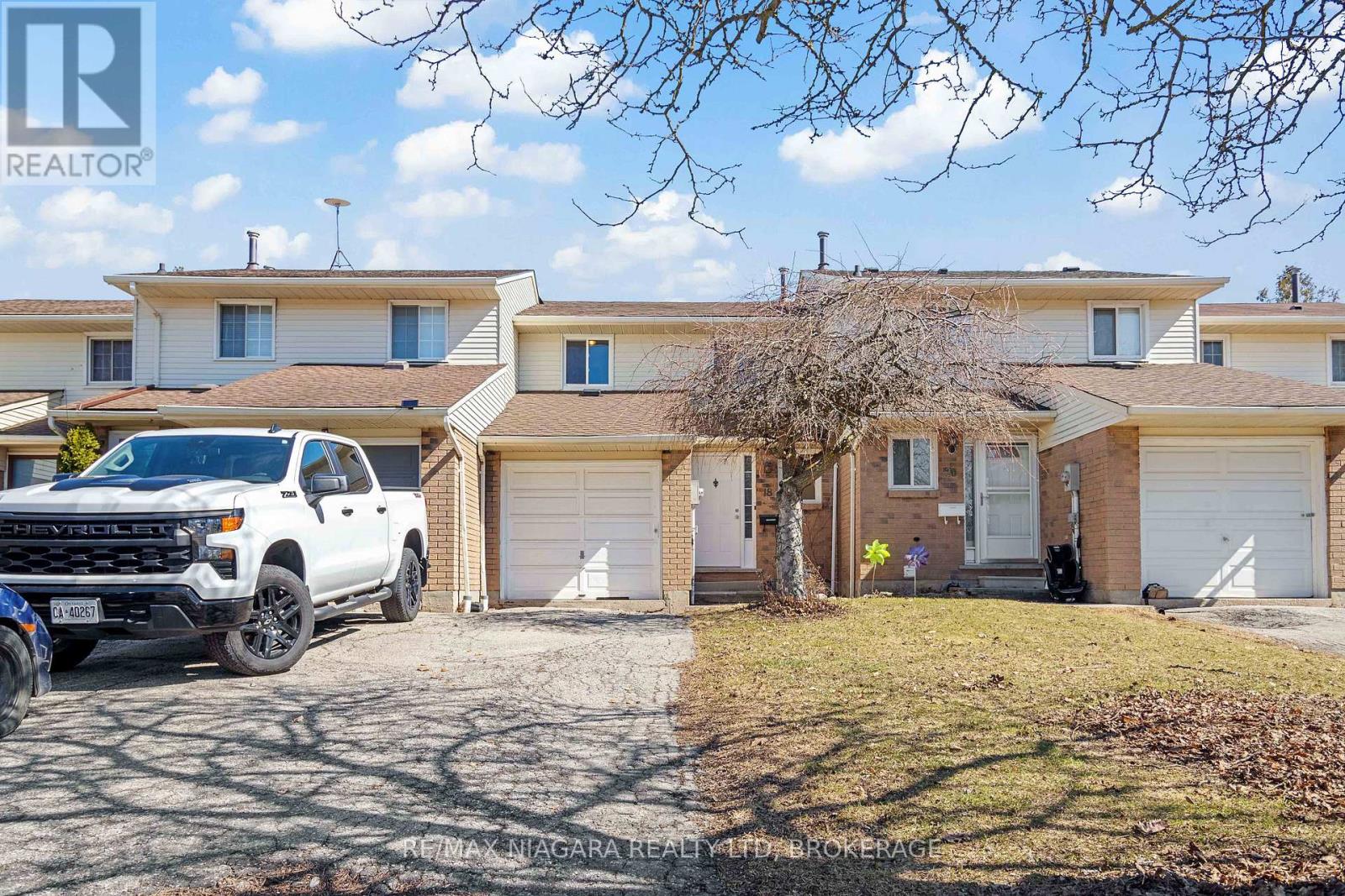 18 Julie Drive, Thorold (558 - Confederation Heights), Ontario  L2V 4L5 - Photo 2 - X12029671