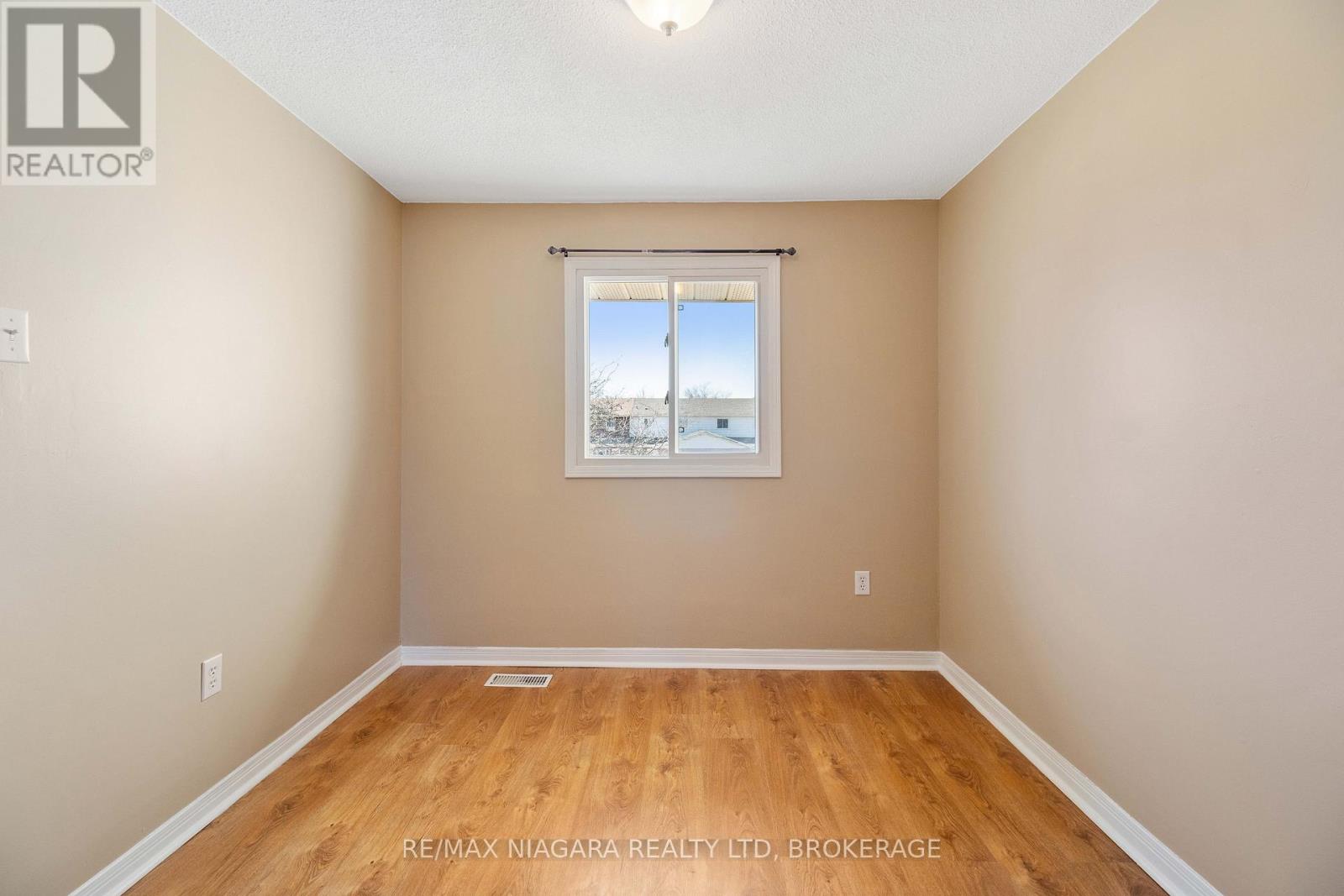 18 Julie Drive, Thorold (558 - Confederation Heights), Ontario  L2V 4L5 - Photo 20 - X12029671