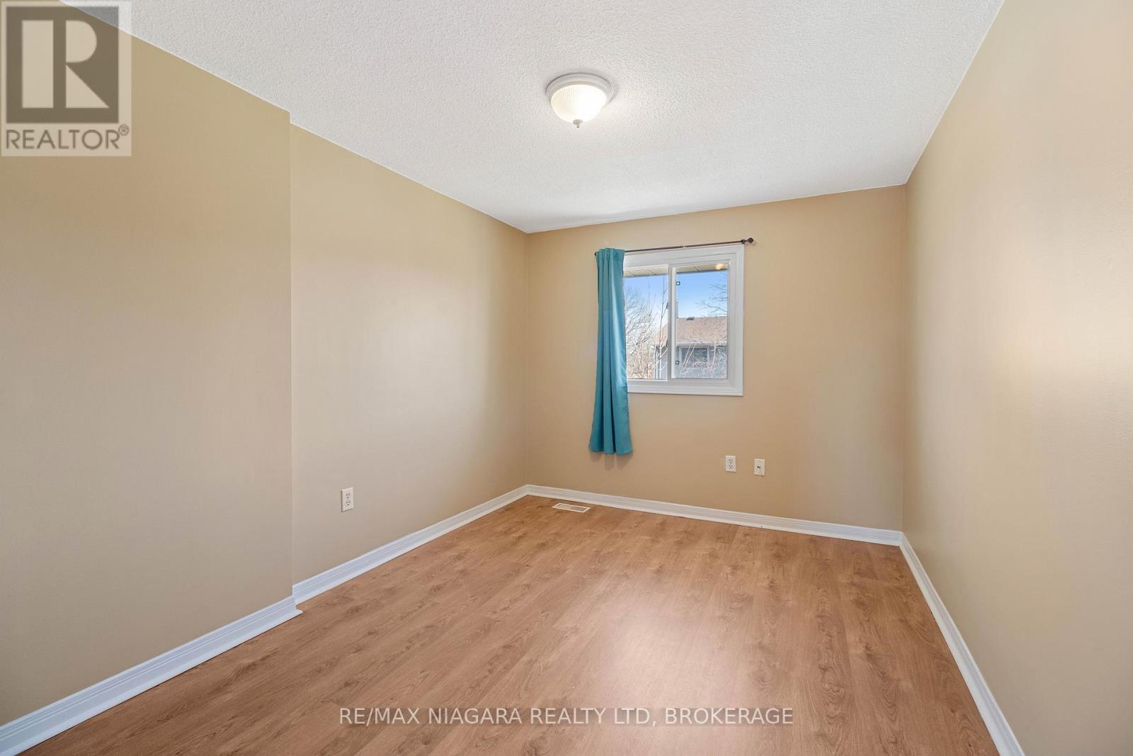 18 Julie Drive, Thorold (558 - Confederation Heights), Ontario  L2V 4L5 - Photo 22 - X12029671