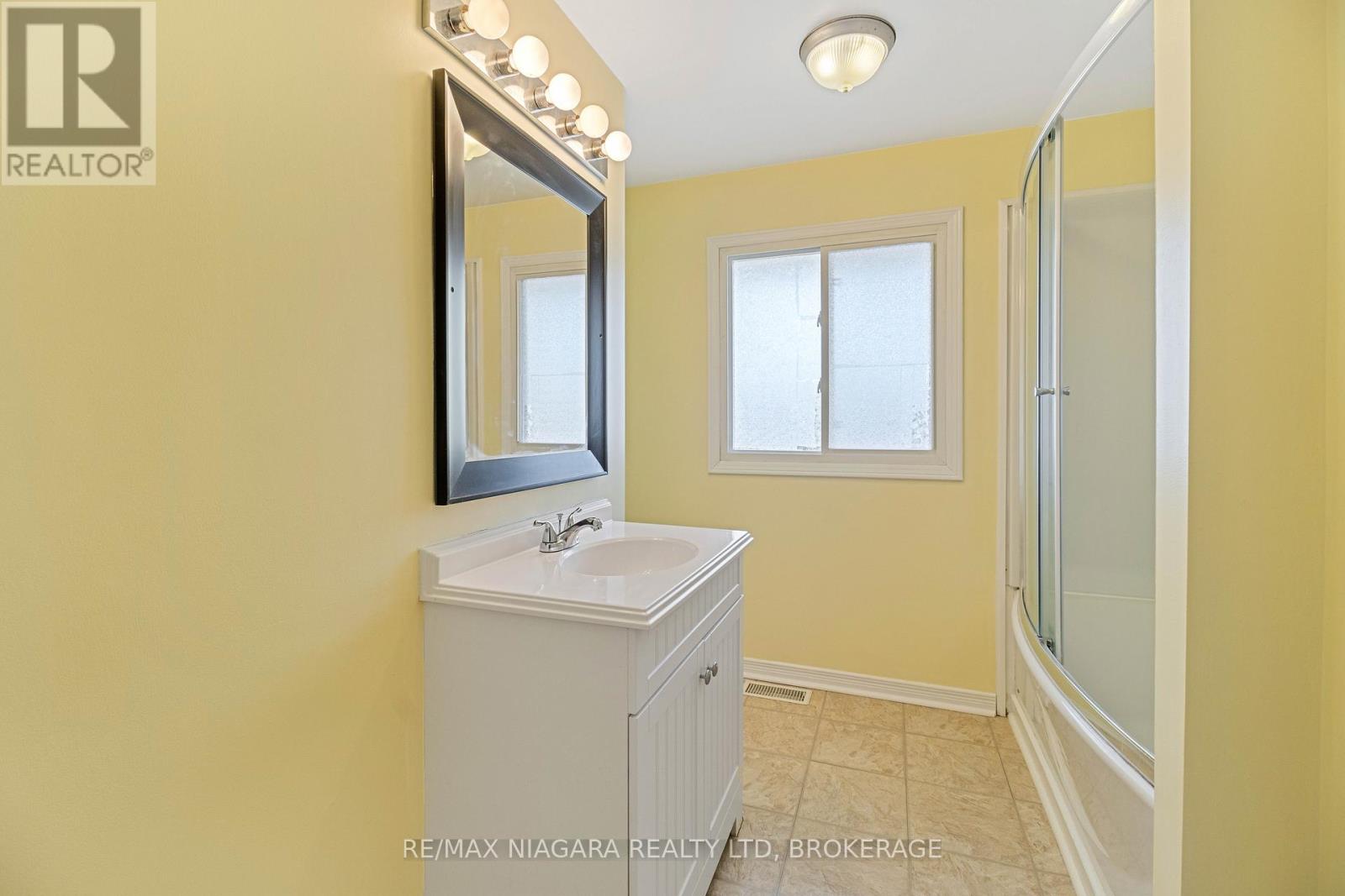 18 Julie Drive, Thorold (558 - Confederation Heights), Ontario  L2V 4L5 - Photo 26 - X12029671