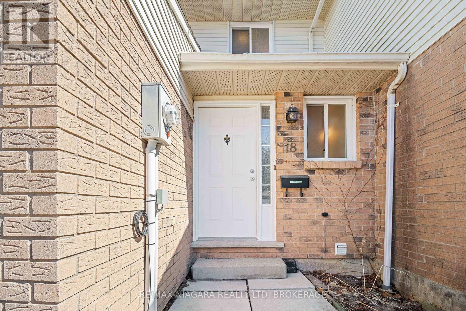 18 Julie Drive, Thorold (558 - Confederation Heights), Ontario  L2V 4L5 - Photo 3 - X12029671